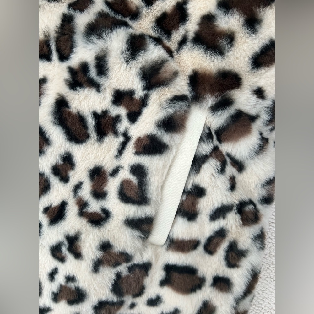 C.C.BEANIE REVERSIBLE LEOPARD PRINT
SHERPA/FAUX FUR VEST, size M - Picture 8 of 11